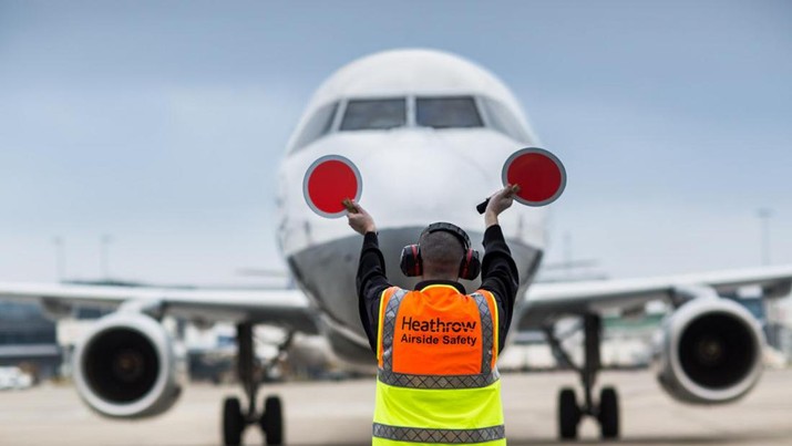 Ada Profesi Tukang Parkir Pesawat, Gajinya Segini